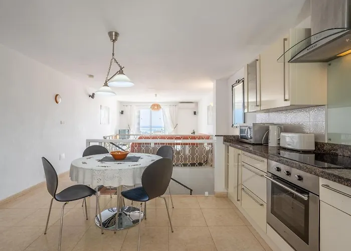 Casa Bonita-overlooking The Sea بيت للعطل